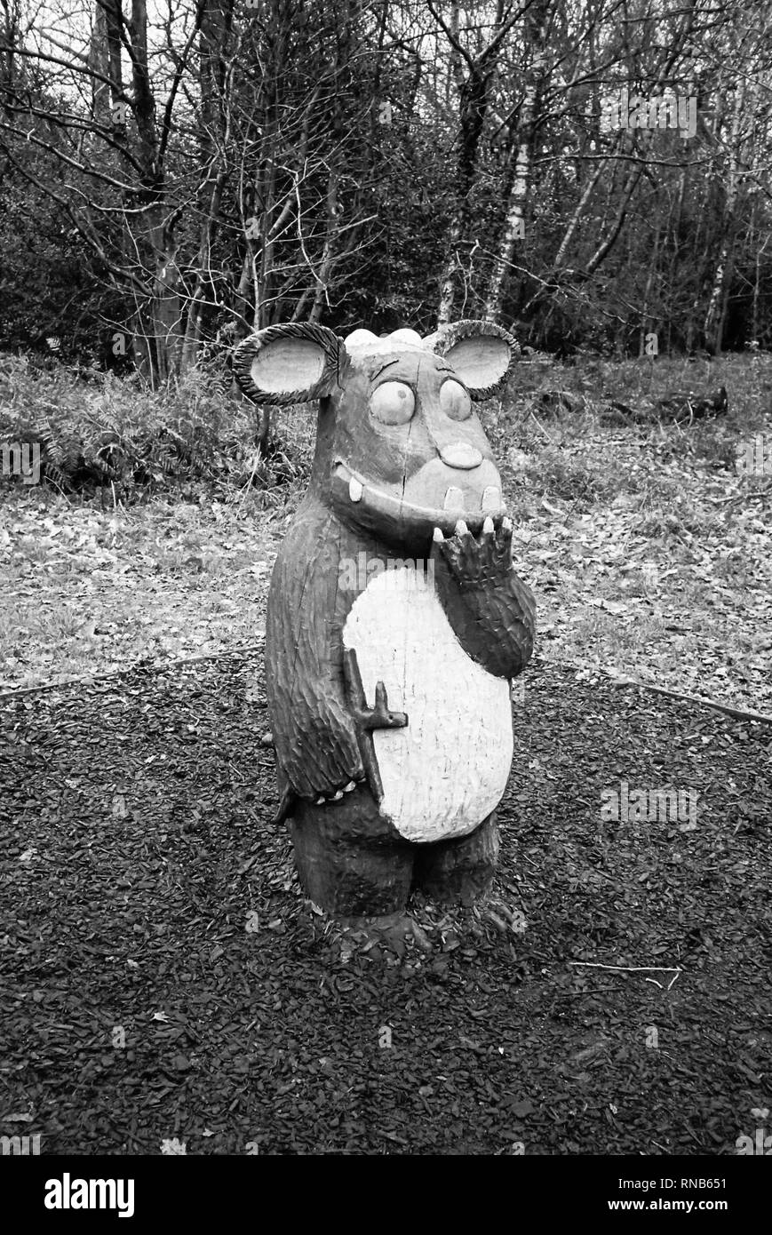 L'enfant du Gruffallo,sculpture Trail The Gruffalo, Alice Holt Forest, Farnham, Surrey, Angleterre, Royaume-Uni. Banque D'Images