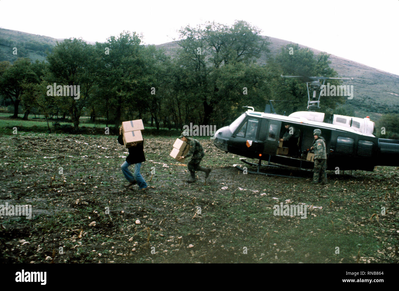 Les parachutistes de l'armée du 1er Bataillon, 509e d'infanterie, Vicenza, boîtes de vêtements à partir de la décharge d'un hélicoptère UH-1H Iroquois pendant les efforts de secours après un séisme majeur le 23 novembre. Banque D'Images