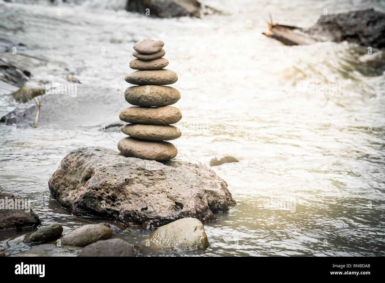 Des pierres d'équilibrage sur une rivière des roches. Concept de stabilité dans un monde de turbulence Banque D'Images