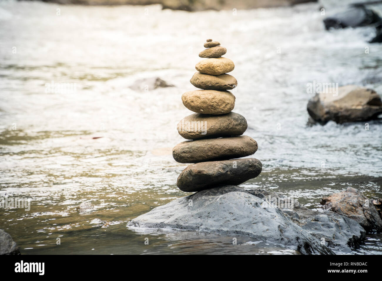 Des pierres d'équilibrage sur une rivière des roches. Concept de stabilité dans un monde de turbulence Banque D'Images