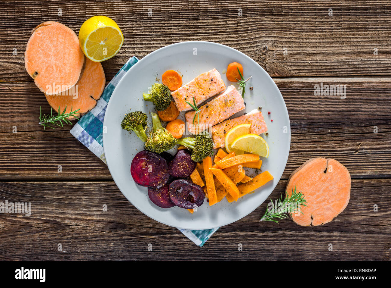 Saumon au four avec des légumes. Filet de poisson cuit avec des frites sur la plaque, vue du dessus Banque D'Images
