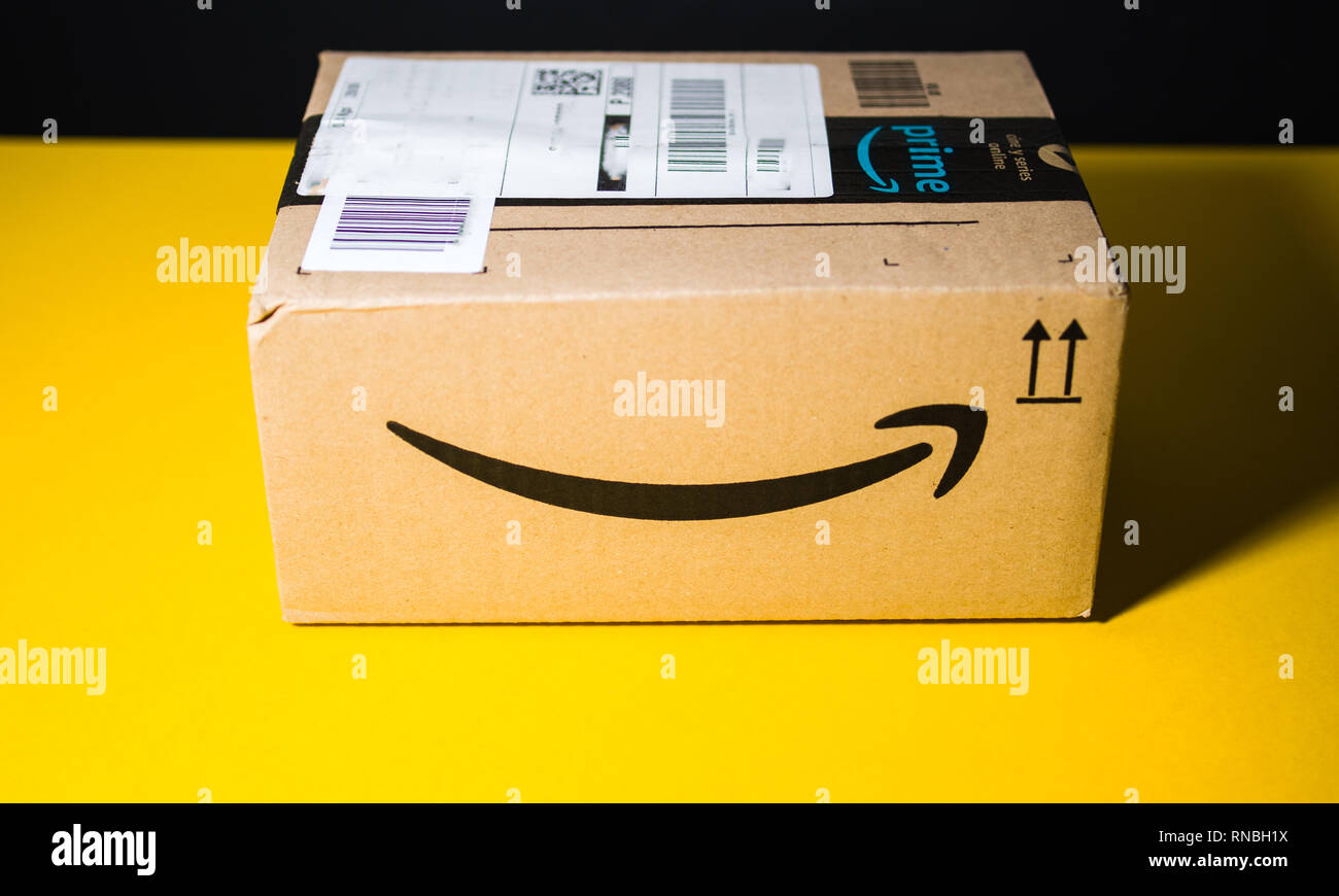 PARIS, FRANCE - Sep 28, 2018 : Petite boîte en carton colis Amazon contre  fond jaune logo smile. D'Amazone est l'abonnement payé en ligne service  offert par Amazon.com de site web site