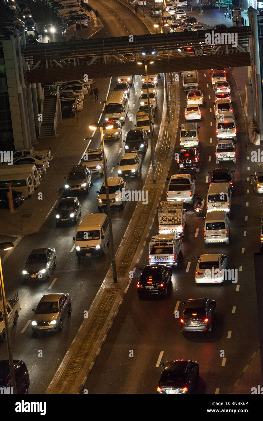 Soirée le trafic sur Baniyas Road qui longe la Crique de Dubaï en Diera, Dubaï aux Émirats arabes unis (EAU), Banque D'Images