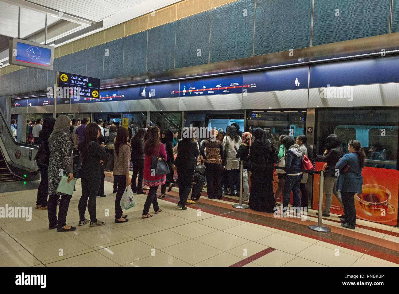 L'embarquement et au débarquement des passagers d'un train sans conducteur à la station de métro Union dans l'Union Square off Al Maktoum Road Diera à Dubaï, Émirats arabes unis, à l'Ara Banque D'Images