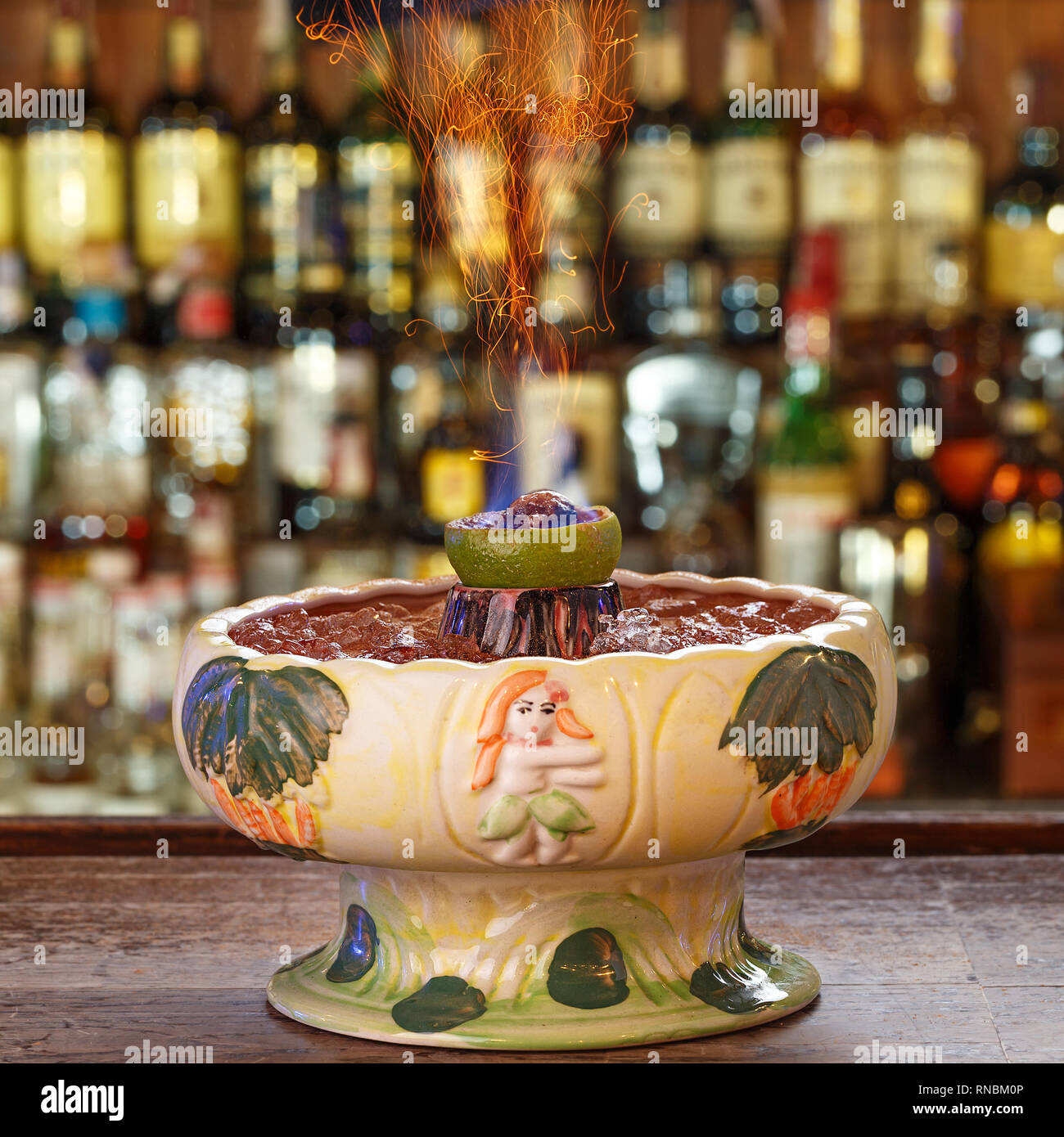 Cocktail sans alcool fort zombie volcan avec le feu sur le dessus Photo  Stock - Alamy