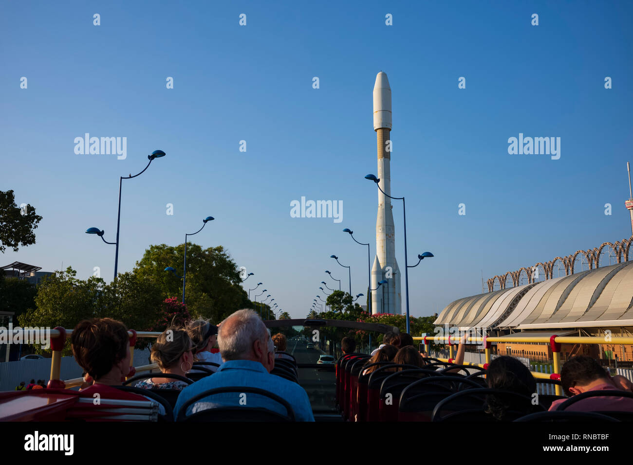 Réplique d'une Arianne monterait, sur le site de l'Exposition Universelle de Séville, l'Expo '92, vu à partir d'un autobus d'excursion plein air à Séville, Espagne. Banque D'Images