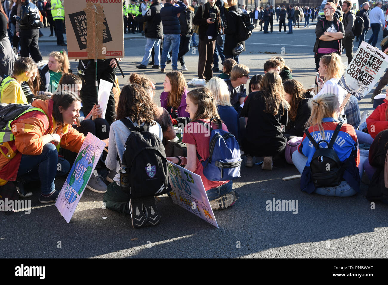 Asseoir l'élève protester contre le changement climatique.protestation École,la place du Parlement, Westminster, London.UK Banque D'Images