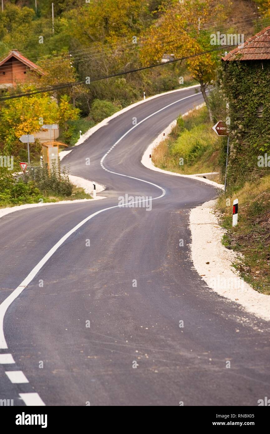 Nouveau bitume noir route asphaltée dans les montagnes des Balkans des régions de l'Est de République de Serbie, l'Europe centrale. Banque D'Images