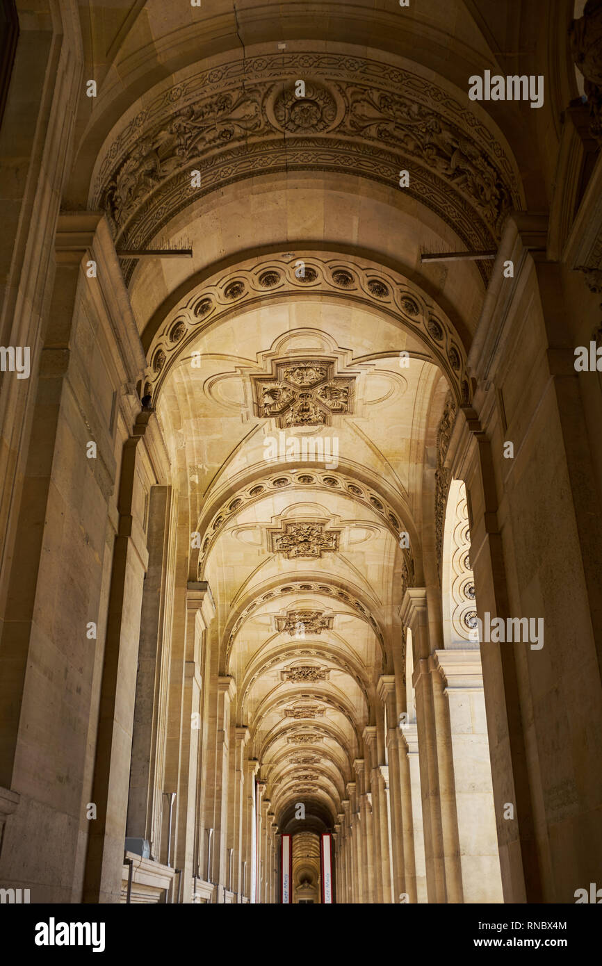 Paris, France - 31 août 2018 : Vue de la porches entourant la cour intérieure du musée du Louvre Banque D'Images
