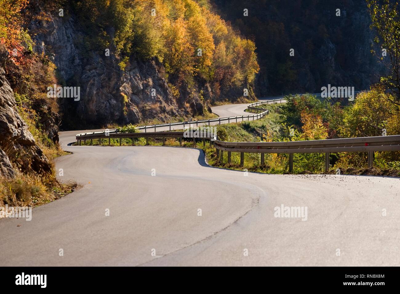 Nouveau bitume noir route asphaltée dans les montagnes des Balkans des régions de l'Est de République de Serbie, l'Europe centrale. Banque D'Images