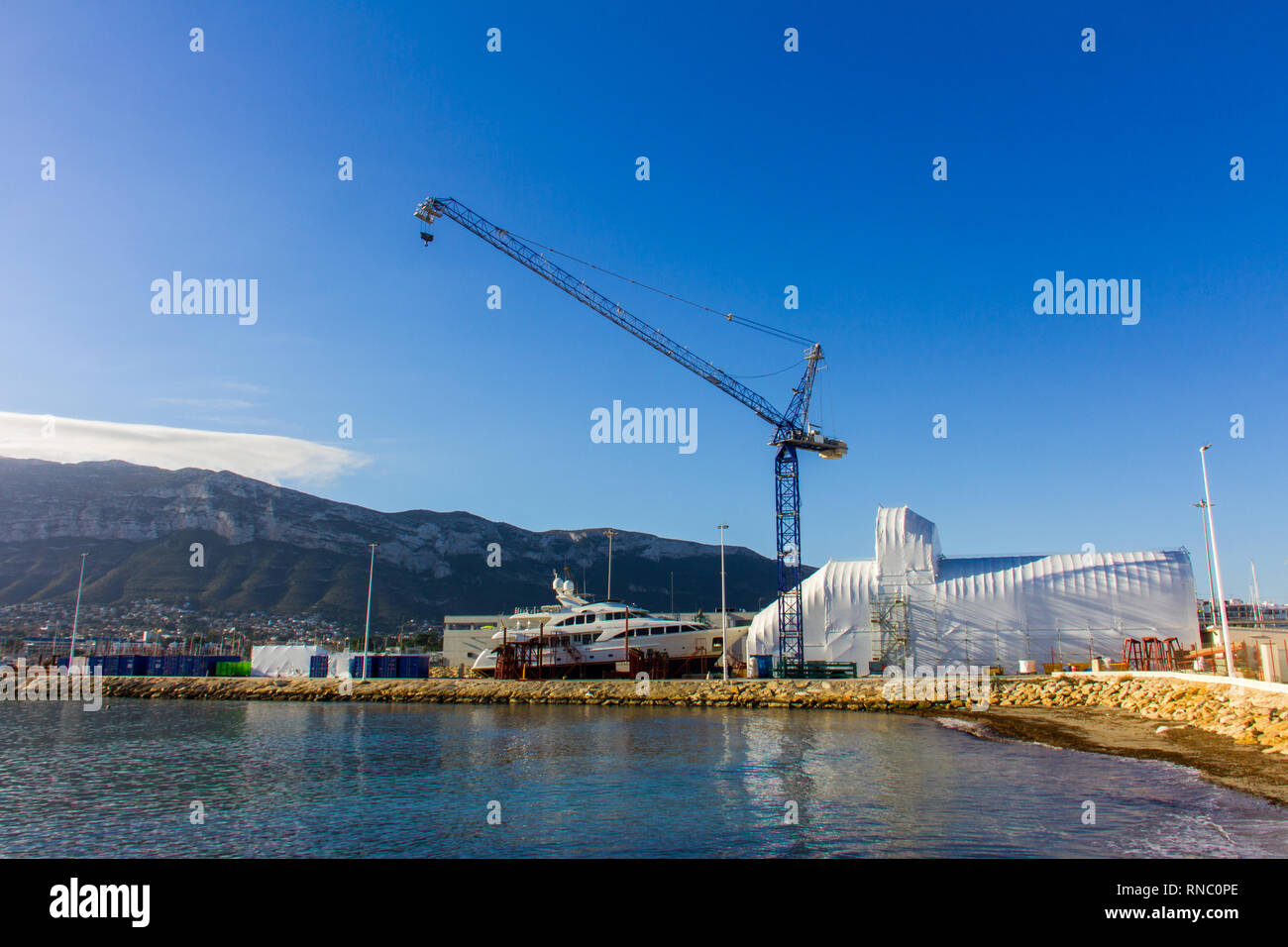 Un navire en construction à la cale sèche à Denia, Espagne Banque D'Images