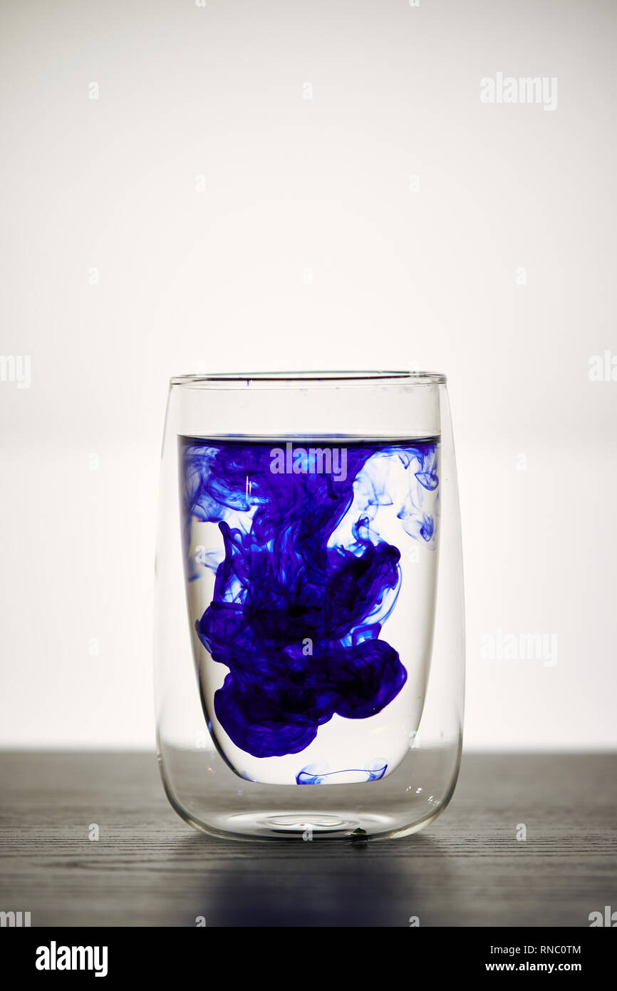 Nuage d'encre dans un verre d'eau Banque D'Images