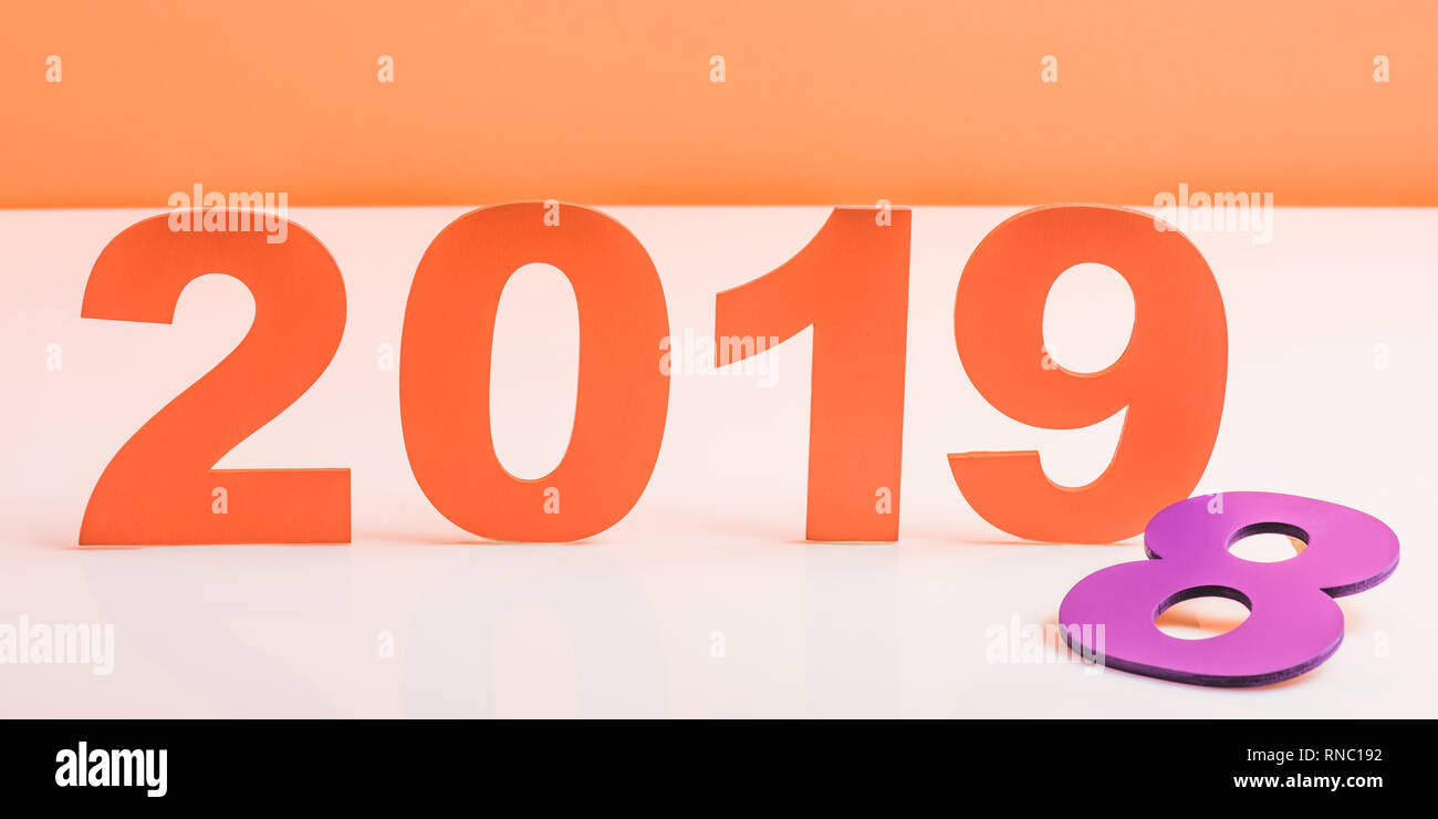 Coupe papier corail 2019 chiffres et violet numéro 8 sur la surface blanche, couleur de concept 2019 Banque D'Images