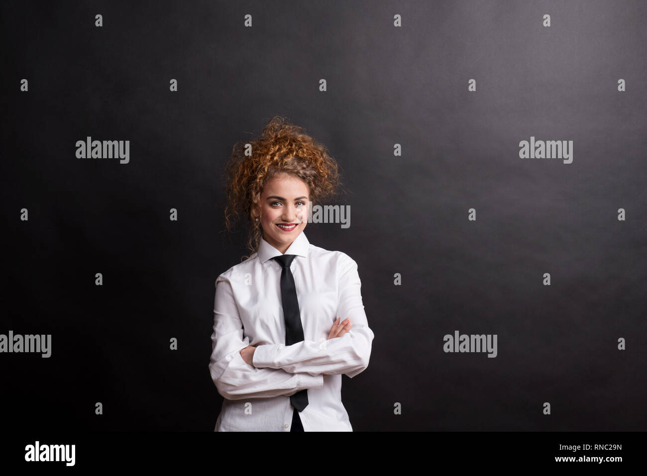 Femme en chemise blanche cravate Banque de photographies et d'images à  haute résolution - Alamy