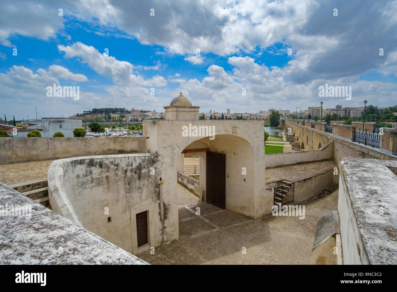 Vue sur le hornabeque du pont de palmiers à Badajoz avec la citadelle arabe dans l'arrière-plan Banque D'Images