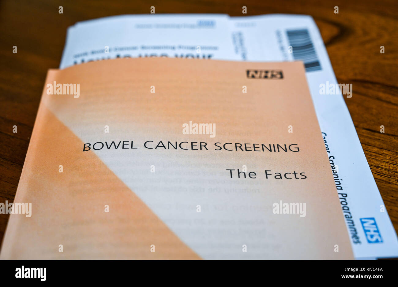 NHS Bowel cancer screening notice qui est envoyé aux personnes de plus de 60 ans en Grande-Bretagne Banque D'Images