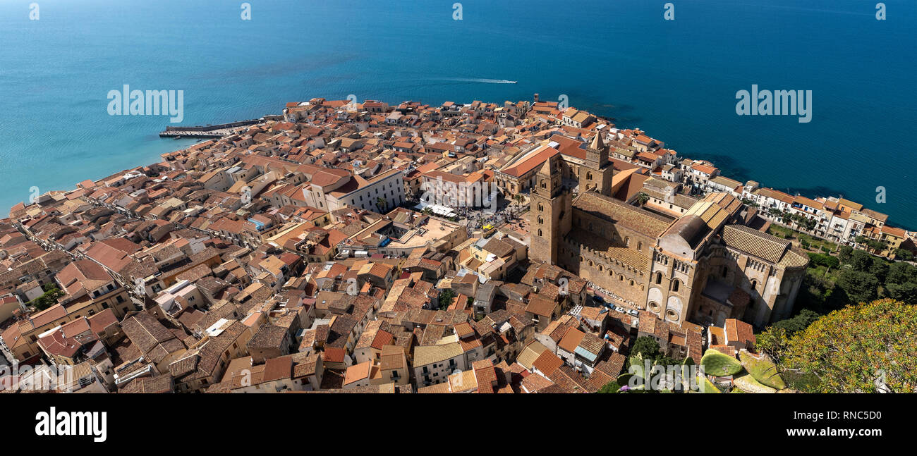 Vue panoramique vue aérienne de la vue sur la vieille ville de Rocca de Cefalu., Sicile, Italie. Banque D'Images