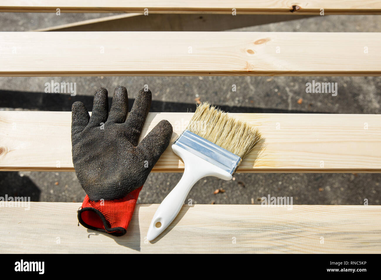 Painter holding d'un pinceau sur la surface en bois, la protection du bois pour les influences extérieures et l'altération. La menuiserie, le traitement du bois, dur au travail, hom Banque D'Images