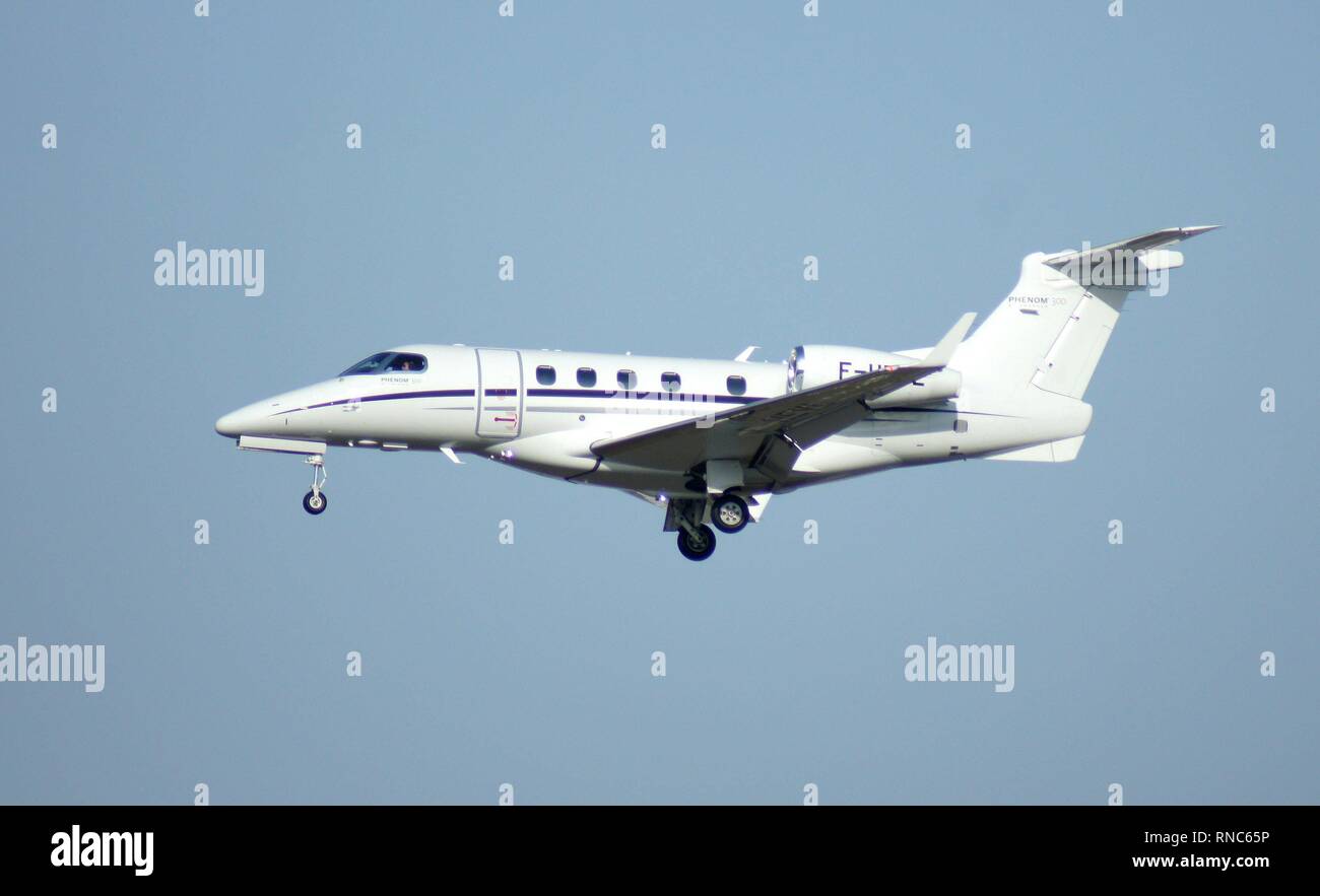 Un Embraer Phenom 300-ZMB505, près de l'aéroport Rhein-Main de Francfort. Dans le monde d'utilisation | Banque D'Images