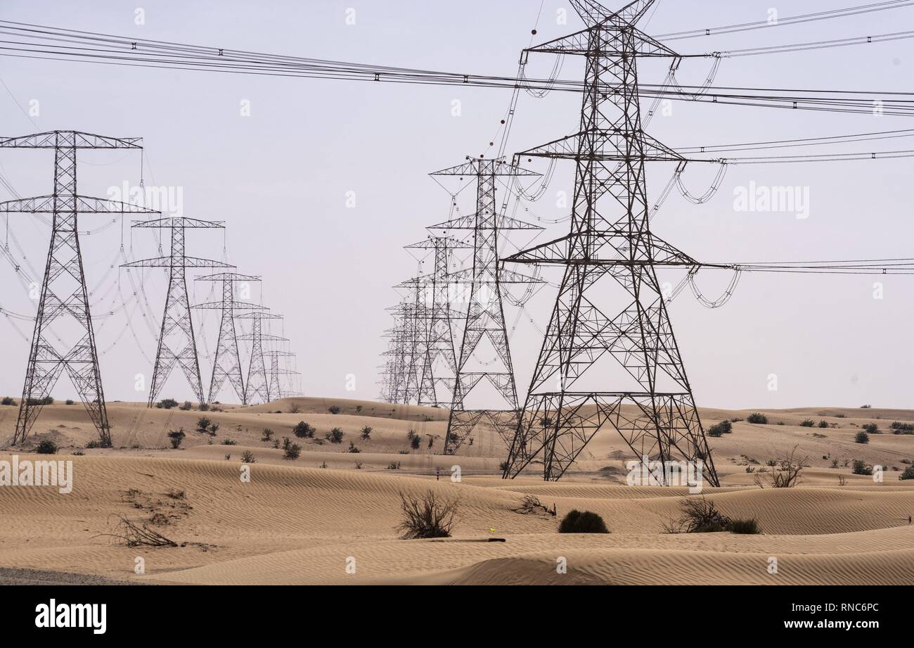 Les grandes lignes de transport de l'électricité de la Fondation Mohammed bin Rashid Al Maktoum parc solaire dans l'émirat. L'énorme installation solaire est situé à environ 50 km au sud de la ville de Dubaï au milieu du désert. (12 janvier 2019) | dans le monde entier Banque D'Images