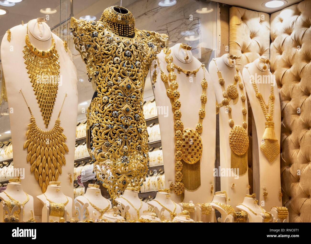 Bijoux en or de remplir l'écran d'une boutique dans le Goldsuq de Dubaï. Surtout le soir, l'Unis comme de venir à le souk de l'or pour faire du shopping. (10 janvier 2019) | dans le monde entier Banque D'Images