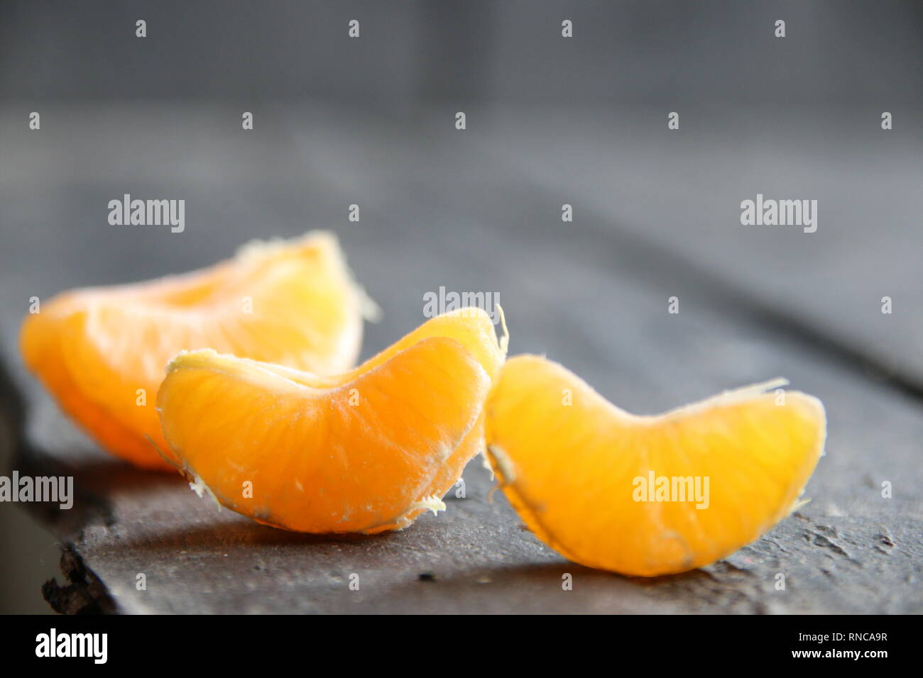 Tranches de mandarine sur la table, l'alimentation saine Banque D'Images