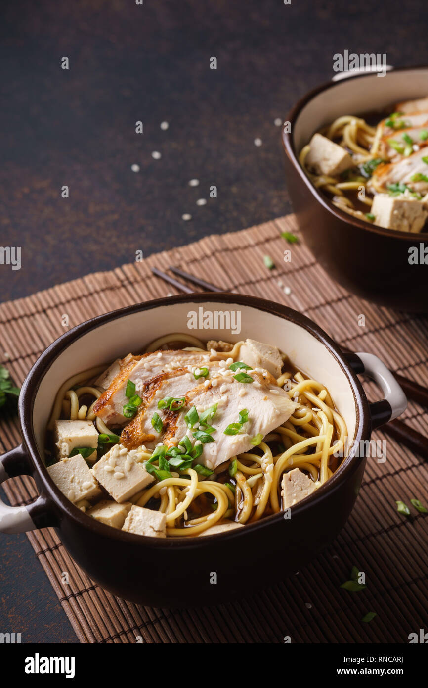 Le miso asiatique nouilles ramen au poulet et le tofu. Fond sombre. Banque D'Images