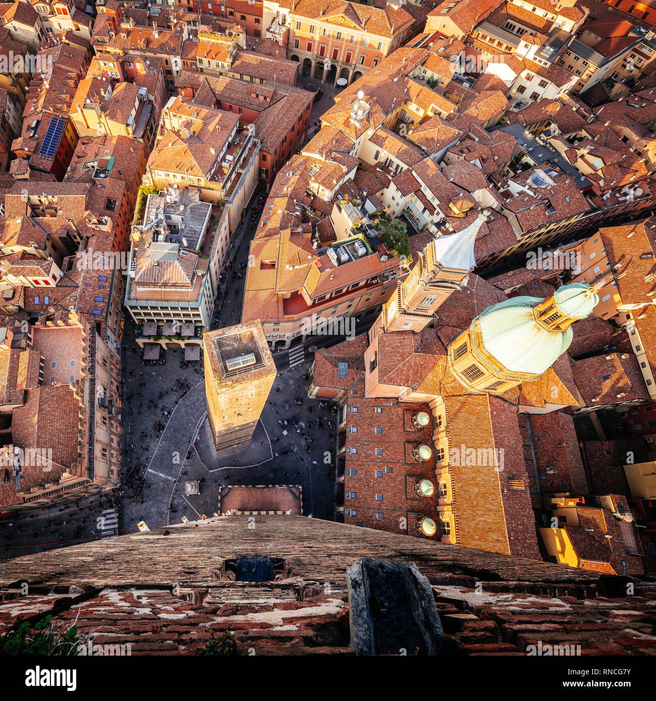 Bologne, vue aérienne de la ville et de la tour Asinelli Garisenda Banque D'Images