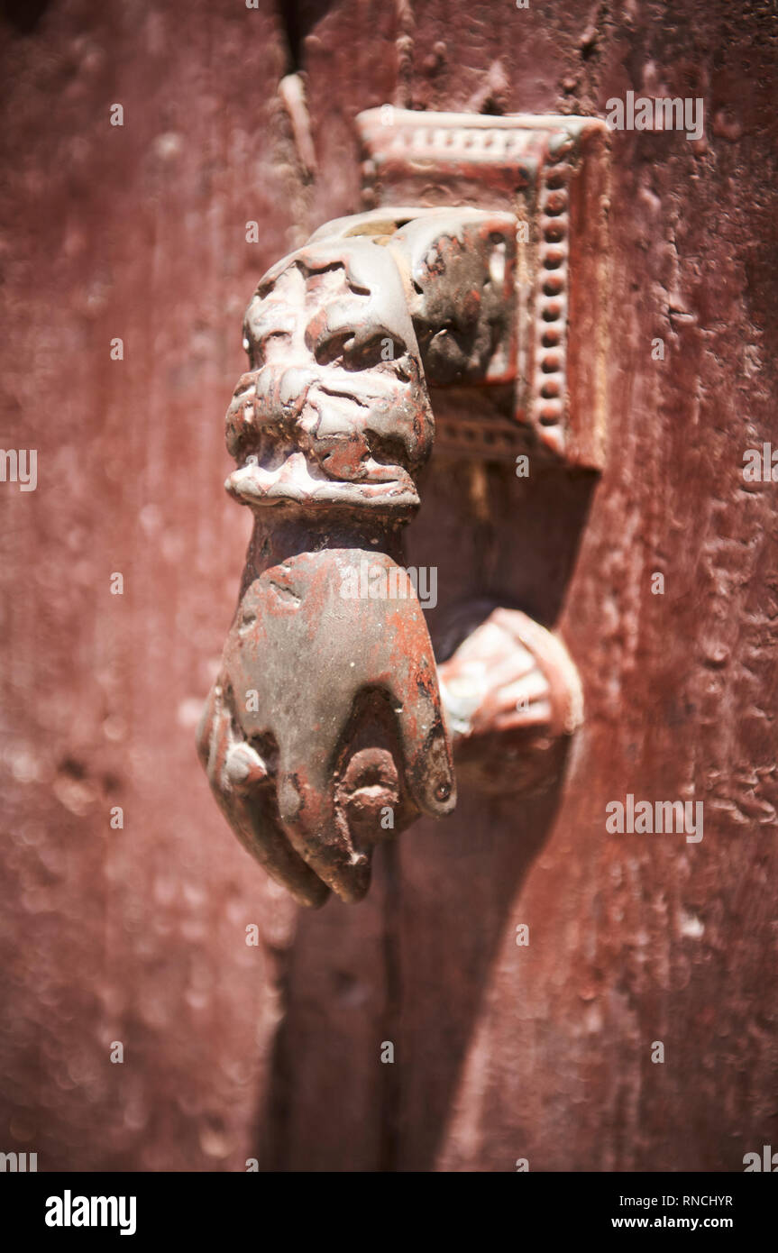 Complexe décoré main de Fatima heurtoir en laiton destiné à vous tenir à l'abri de l'oeil mauvais à Marrakech. Banque D'Images