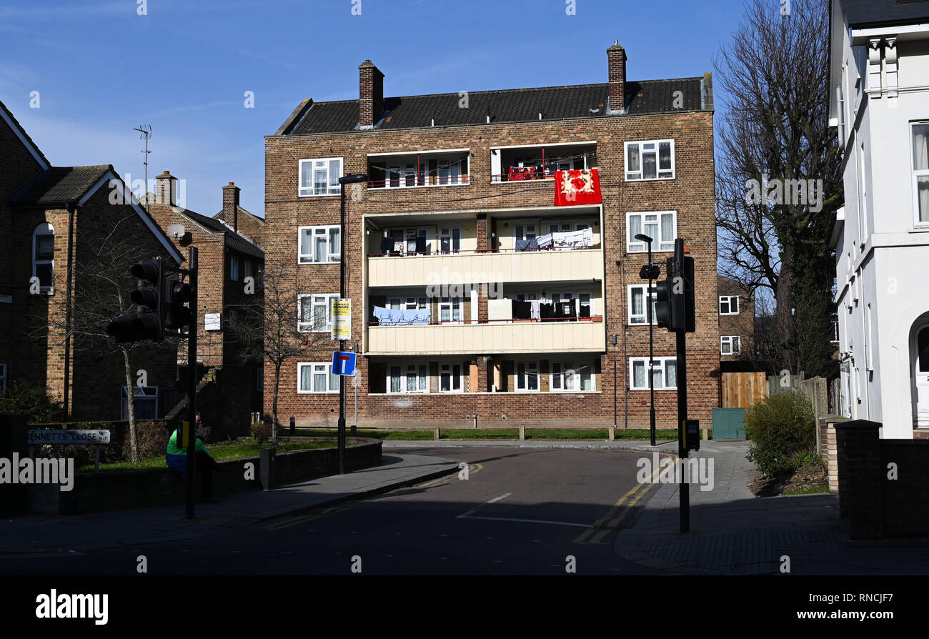 Tottenham London UK - Bloc d'appartements avec lave-flâner sur un balcon pour sécher Photo prise par Simon Dack Banque D'Images