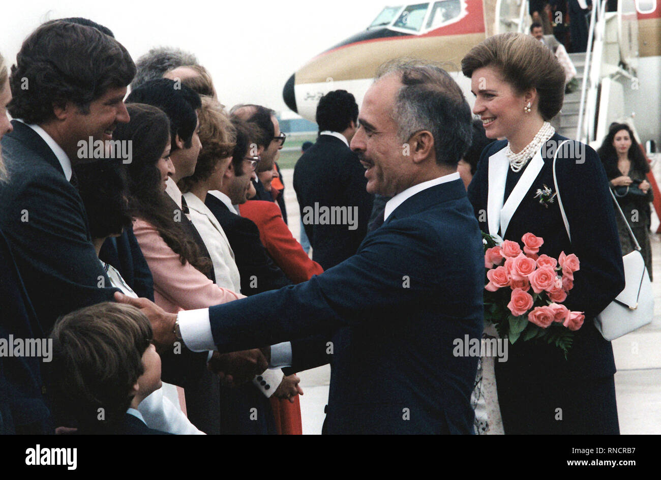 1980 - Le Roi et la Reine de Jordanie Hussein Bin-Talal sont accueillis à leur arrivée aux États-Unis pour une visite. Banque D'Images