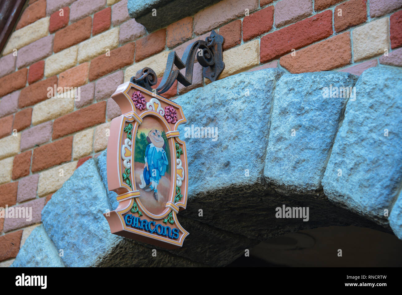 FRANCE, PARIS - 29 février 2016 - décoration de l'entrée de la salle de bains des hommes et des femmes, à l'intérieur du parc Disneyland Paris, Banque D'Images