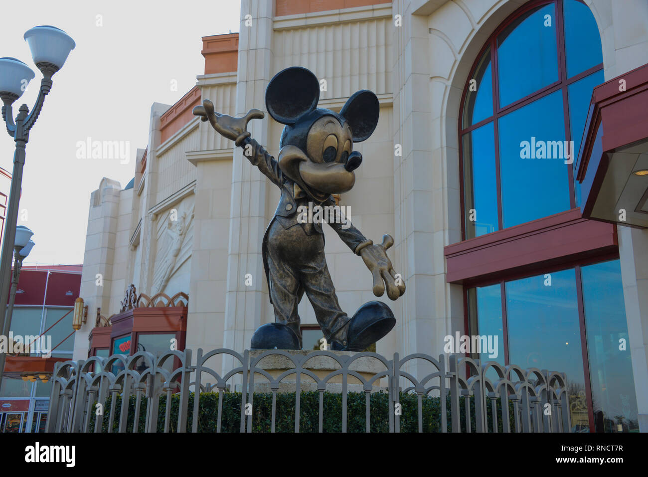 FRANCE, PARIS - 28 février 2016 - statue en bronze de la souris de Mickey, qui nous accueille dans le Parc Disneyland, Banque D'Images