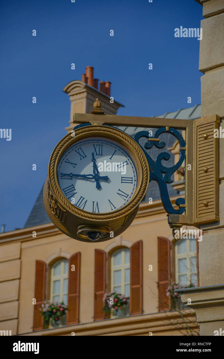 FRANCE, Paris - Février 27,2016 - Vue d'une horloge décorative dans La Place de Remy à Disney Studios, Paris. Inspiré d'un quartier parisien Banque D'Images