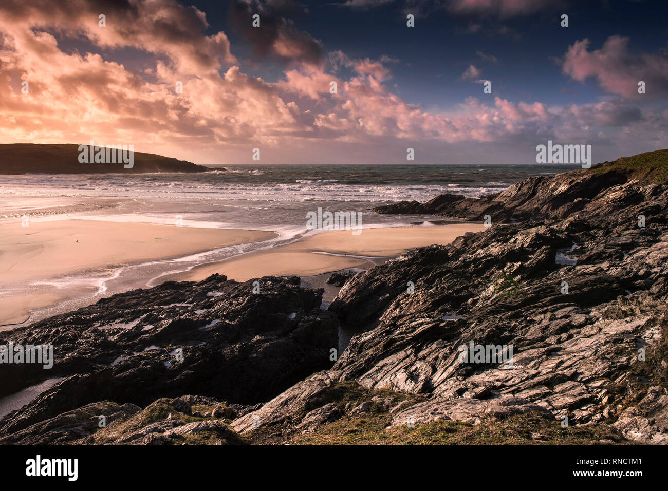 Un spectaculaire coucher de soleil sur plage de Crantock à marée basse à Newquay Cornwall. Banque D'Images