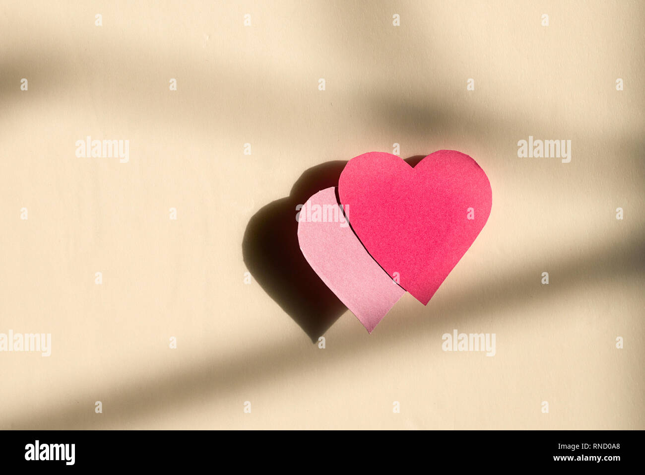 Love concept : deux coeurs en papier avec ombre sur un fond blanc Banque D'Images