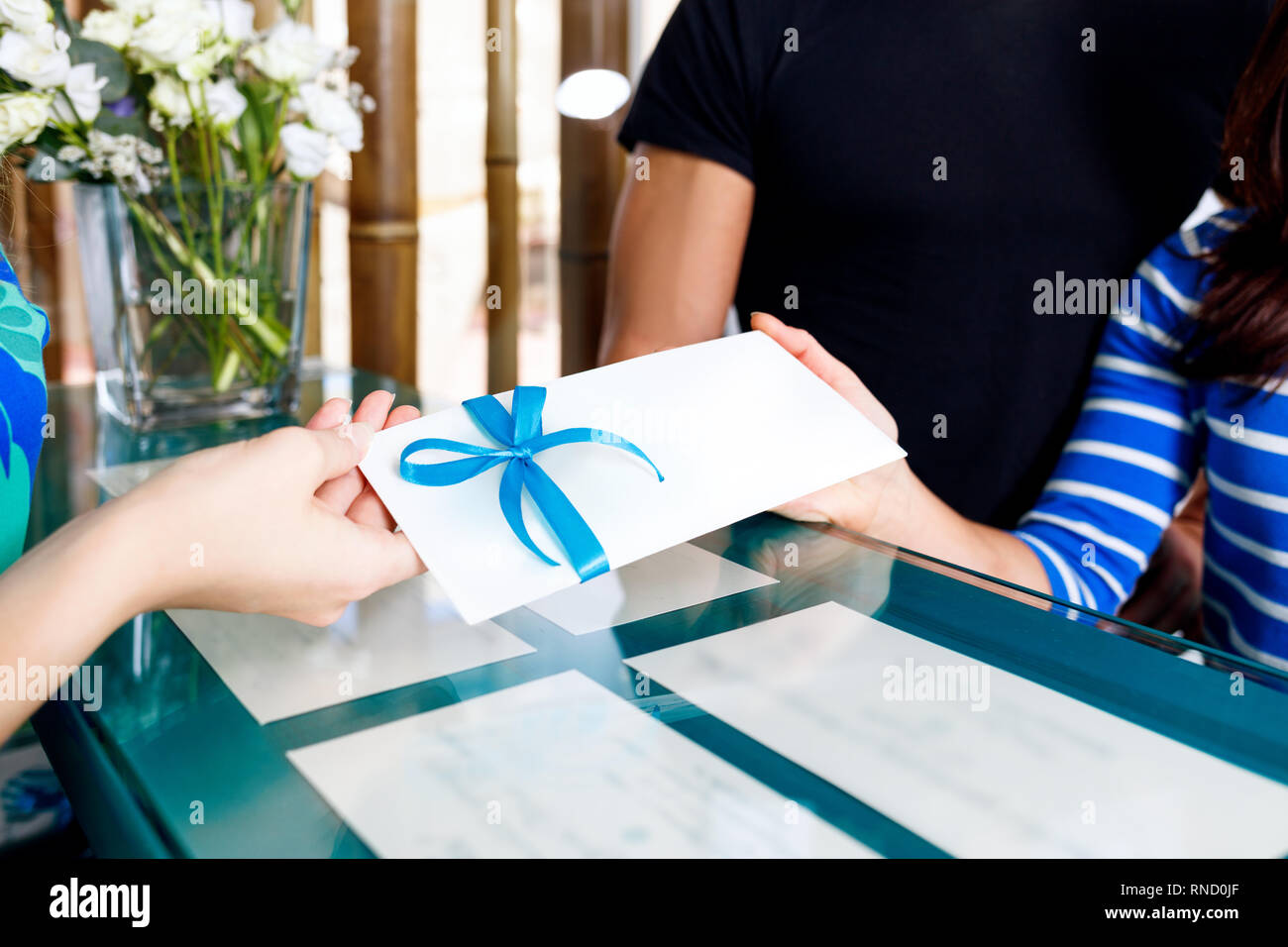Réceptionniste femme donne certificat pour visite de spa salon. Banque D'Images