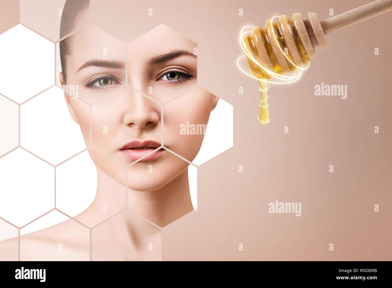 Jeune femme et cuillère de miel Préparation pour masque facial. Banque D'Images