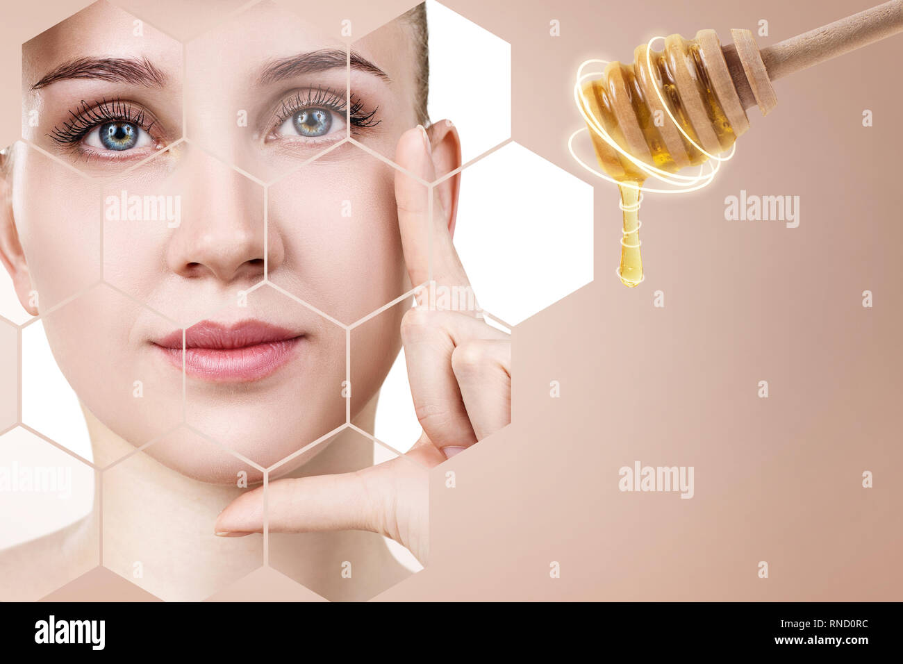 Jeune femme et cuillère de miel Préparation pour masque facial. Banque D'Images