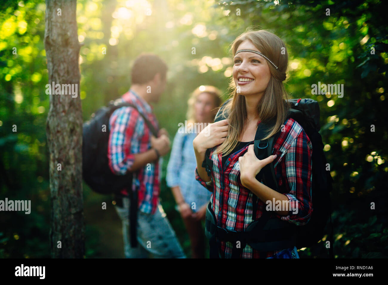 Les gens de la randonnée dans la forêt et s'amusant Banque D'Images