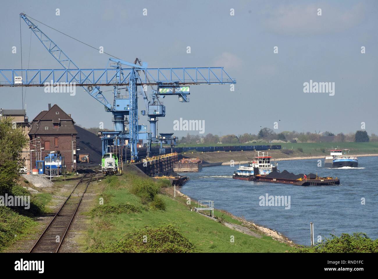 Dans le cargo de charbon du port du Rhin sur Orsoy 02.04.2017 - avec le charbon importé de l'Allemagne. Dans le monde d'utilisation | Banque D'Images