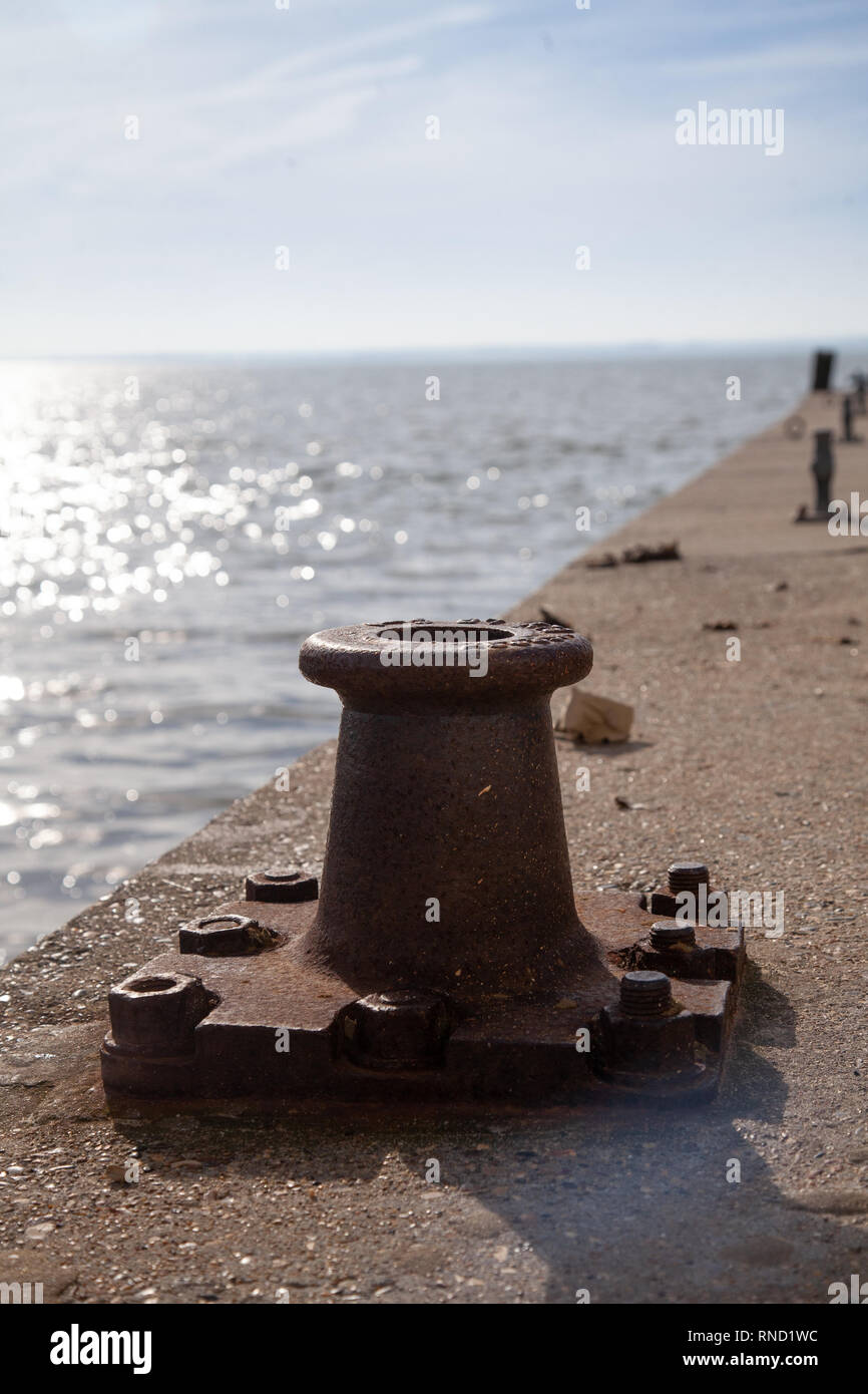 Bollard sur quai avec en arrière-plan Banque D'Images