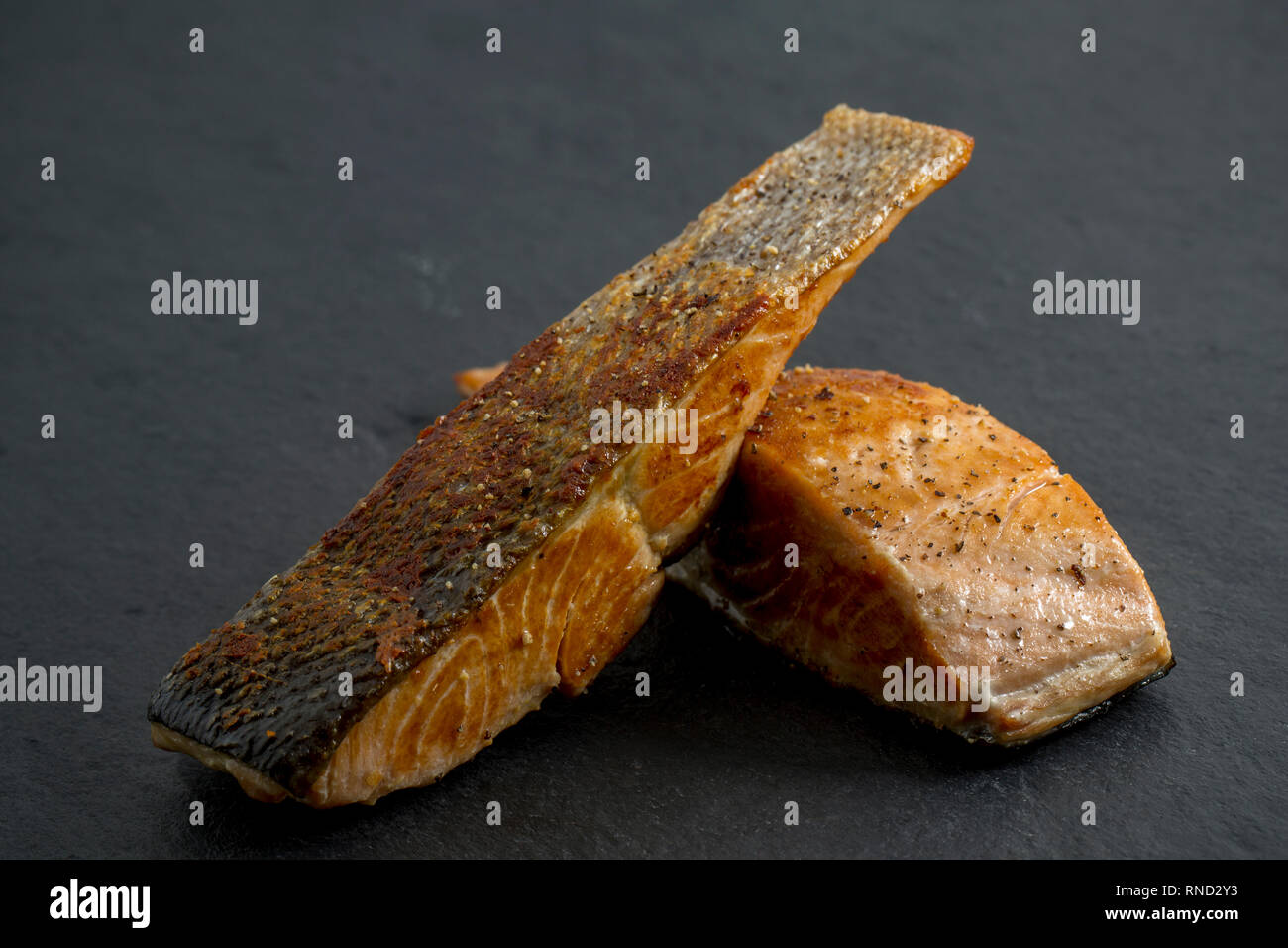 Deux filets poêlée de saumon sauvage keta, Oncorhynchus keta, saupoudré de poivre noir. Importé de l'océan Pacifique et ont acheté dans un supermarché je Banque D'Images