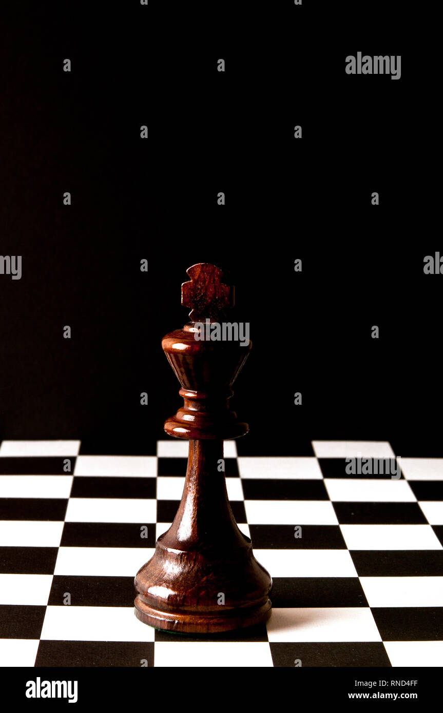 Roi d'échecs sur un échiquier Banque D'Images