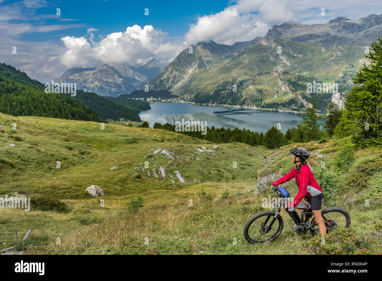 Senior woman, école ici e-vtt sur les sentiers autour des célèbres lacs de l'Engadine supérieur, entre Saint Moritz et Riederalp, Suisse Banque D'Images