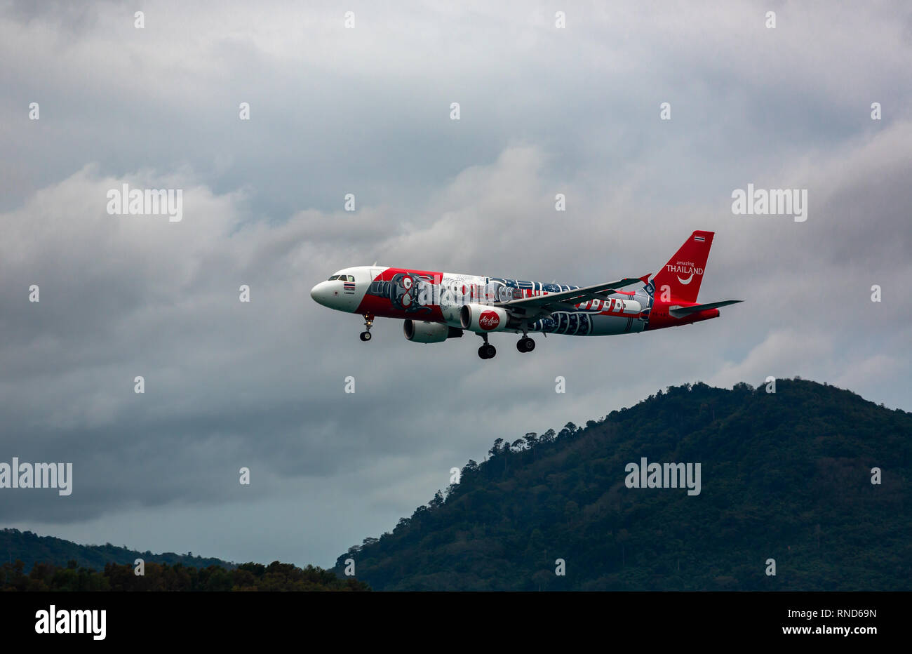 Airbus A320 vole par des montagnes Banque D'Images