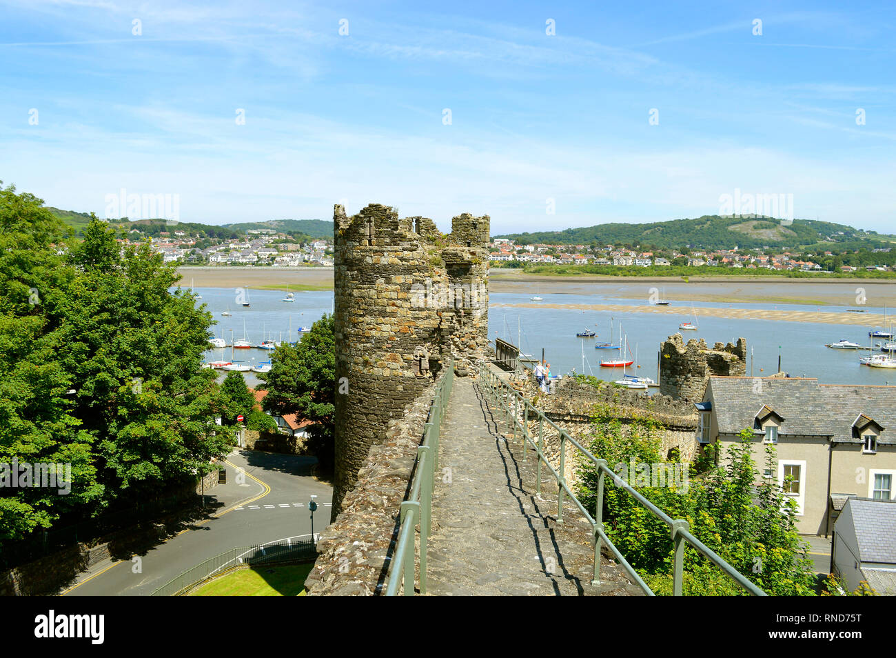 Une vue de l'estuaire de Conwy à partir de la ville médiévale historique mur qui entoure la ville de Conwy Banque D'Images Une vue de l'estuaire de Conwy à partir de la ville médiévale historique mur qui entoure la ville de Conwy Banque D'Images