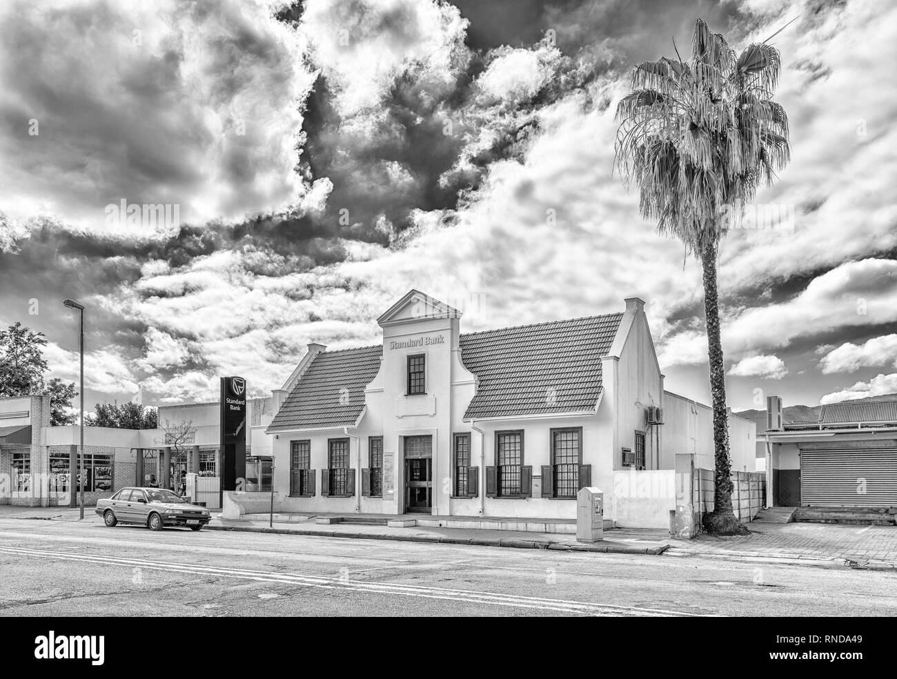 CITRUSDAL, AFRIQUE DU SUD, le 22 août 2018 : une scène de rue, avec un immeuble de la banque historique et d'un véhicule, à Citrusdal dans la province occidentale du Cap. Mon Banque D'Images