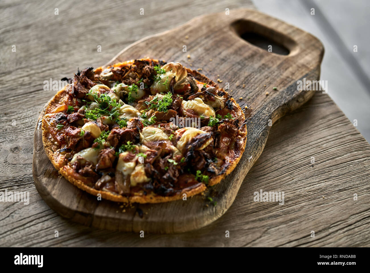 Pizza végétarienne Jackfruit cuit sur planche de bois Banque D'Images