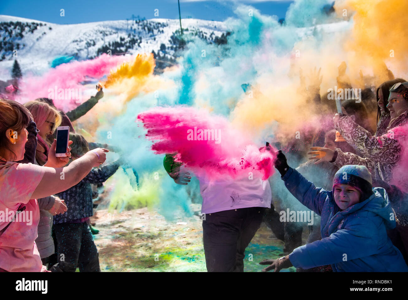 Seli, Grèce - 17 Février 2019 : des foules de personnes non identifiées, jeter le powderduring couleur événement hivernal annuel "journée des couleurs' dans le paysage enneigé Banque D'Images